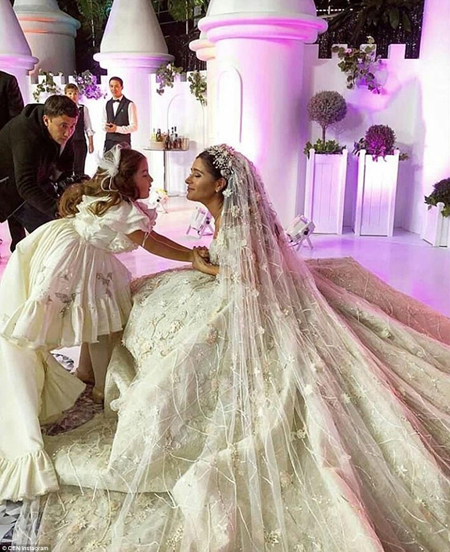 Tỷ phú Nga tổ chức đám cưới như cổ tích cho cháu gái cưng